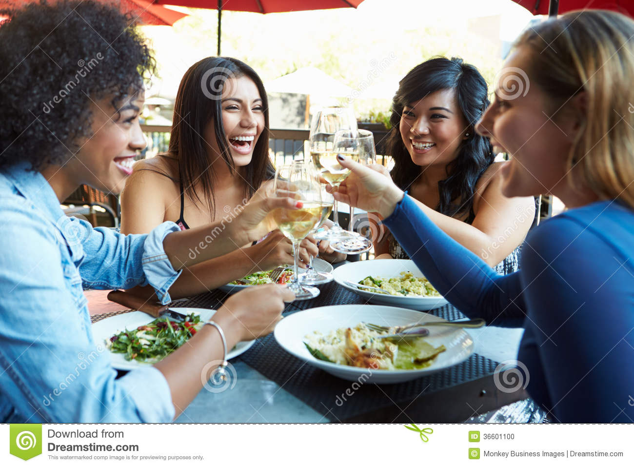 杨子姗全新时尚大片呈现冬日情怀 露肩羽裙勾勒精致锁骨_太阳成官网(图2) 太阳成官网